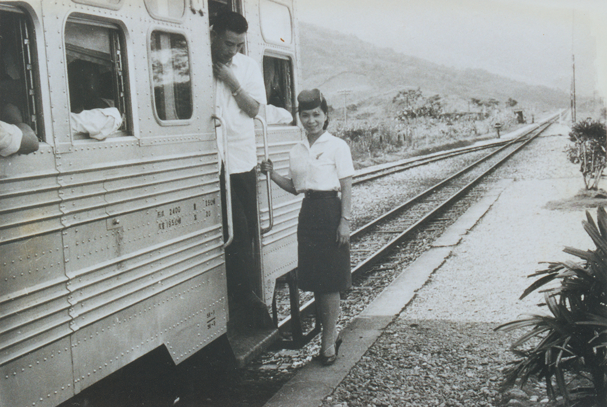 民國57年11月1日東線行駛第一班的光華號與光華號小姐